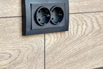 Отделка балкона ламинатом с утеплением и остеклением Рехау 