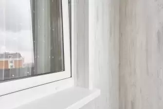 Отделка балкона в новостройке с эркерным остеклением Рехау 