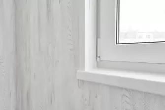 Отделка балкона в новостройке с эркерным остеклением Рехау 