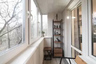 Вертикальная укладка ламината на Г-образном балконе с утеплением