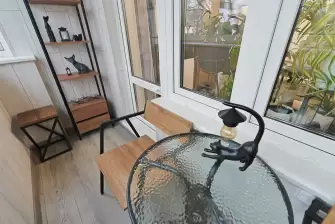 Вертикальная укладка ламината на Г-образном балконе с утеплением