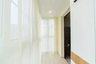 Объединение балкона с отделкой стеновым паркетом