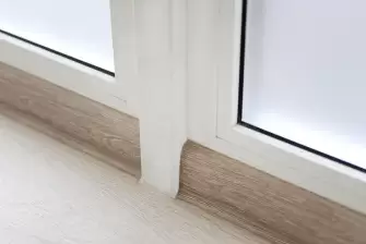 Объединение балкона с отделкой стеновым паркетом