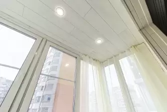 Объединение балкона с отделкой стеновым паркетом