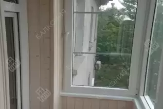 Остекление и отделка балкона деревянной вагонкой