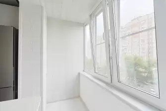 Объединение балкона с кухней и отделка стеновым паркетом