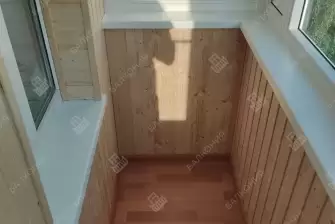 Холодное остекление балкона и отделка деревянной вагонкой