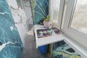 Отделка балкона гибким мрамором с зонированием пространства