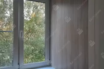 Отделка балкона под ключ ламинатом и натяжным потолком