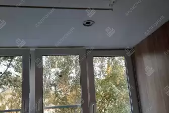 Отделка балкона под ключ ламинатом и натяжным потолком