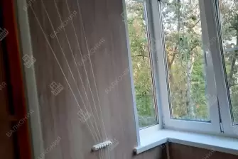 Отделка балкона под ключ ламинатом и натяжным потолком