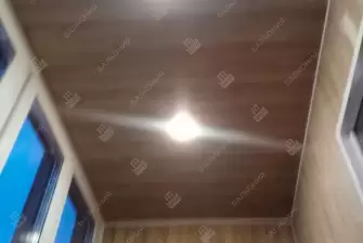 Панорамное остекление балкона и отделка ламинатом и панелями ПВХ