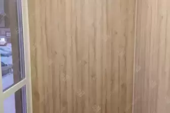 Панорамное остекление балкона и отделка ламинатом и панелями ПВХ