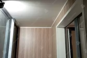 Отделка стен и потолка балкона в квартире ПВХ панелями