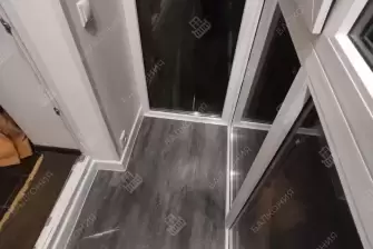 Панорамное остекление и отделка п-образного балкона с утеплением