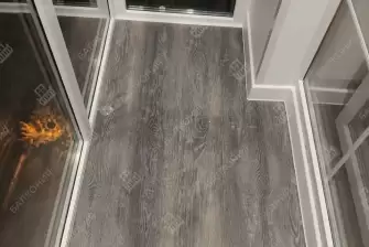 Панорамное остекление и отделка п-образного балкона с утеплением