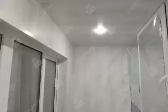 Отделка пола и потолка на балконе в кирпичном доме индивидуальной планировки