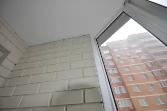 Отделка балкона Лодочка под ключ с холодным остеклением