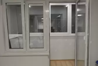 Остекление балкона в серии дома 01-ПЗ с утеплением и отделкой