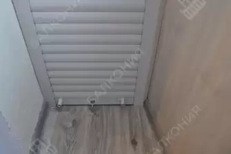 Остекление и отделка балкона ПВХ панелями и ламинатом