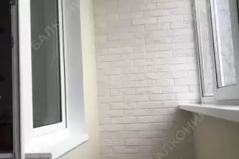 Отделка балкона декоративным камнем, ламинат и натяжной потолок