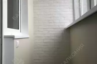 Отделка балкона декоративным камнем, ламинат и натяжной потолок