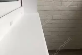 Отделка балкона декоративным камнем, ламинат и натяжной потолок