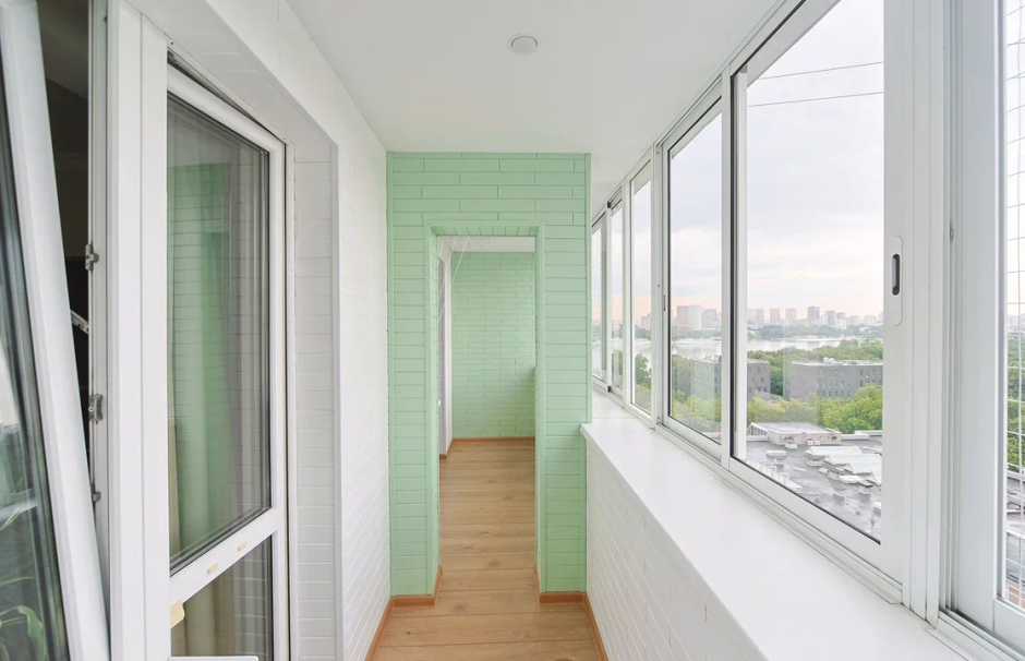 Отделка стеновым паркетом лоджии с ригелем