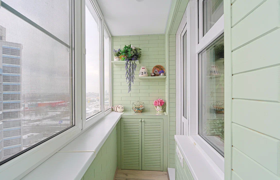 Отделка стеновым паркетом Г-образного балкона с утеплением