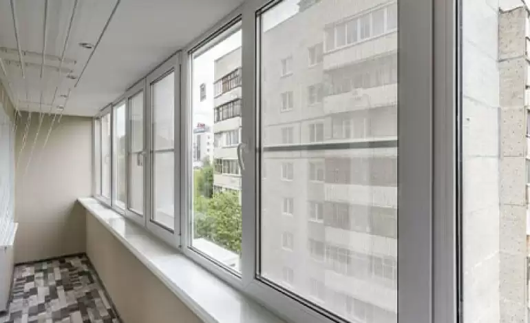 Остекление балкона под ключ окнами REHAU 